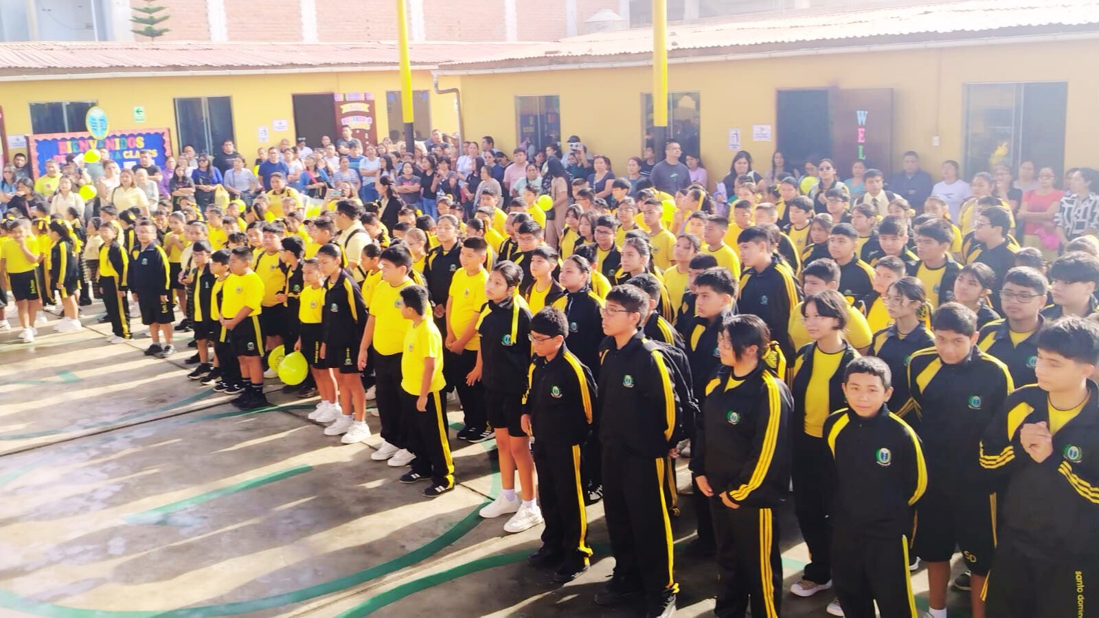 Estudiantes reunidos en el patio del colegio