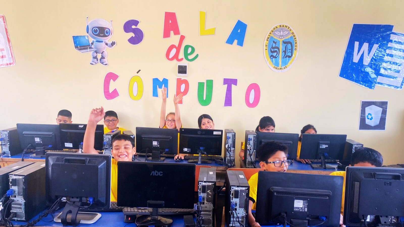 Estudiantes en la sala de cómputo